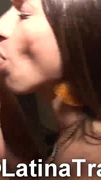 Nikki Montero ve yıldızı Adriana Rodrigues aramızda onu emiyor