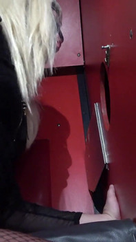 Discarica di sborra gloryhole per un altro cazzo anonimo