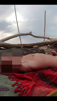 Ma copine me branle la bite sur la plage nue devant de nombreux inconnus - misscreamy
