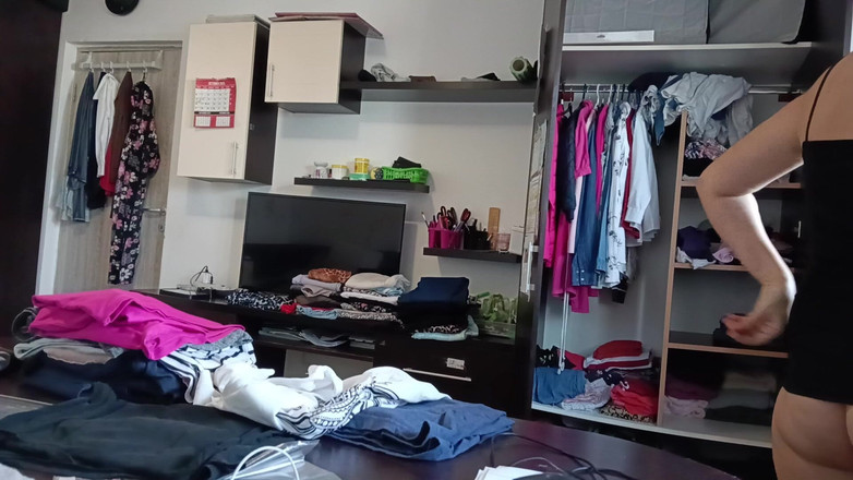 Mirsur: 素人の妻は服を試着して裁くのを楽しんでいます。