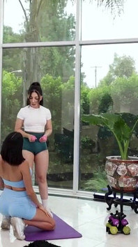 « I’ll help you get your dream abs » : Pt Blaire transforme l’entraînement de Monica en une fête de baise lesbienne