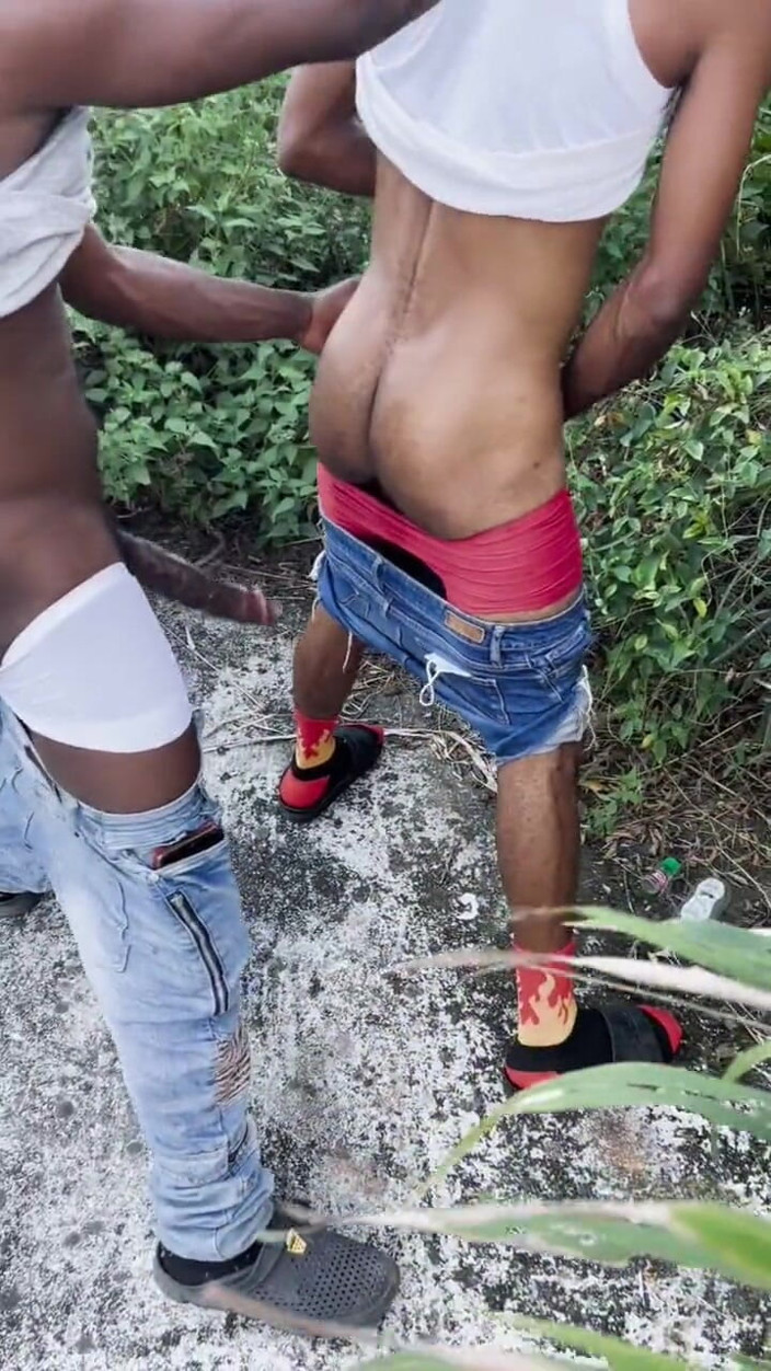 Bello_chariot: Cavalcando per la prima volta un cazzo enorme.