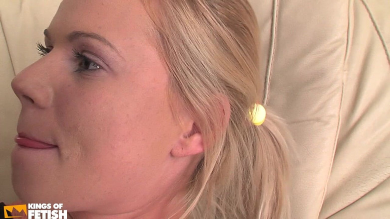 Fixed on Mature: Blonďatá teenagerka dostane její kundičku bušenou dvěma muži na pohovce