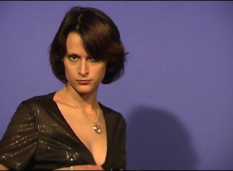 Flash Model Amateurs: Gioca con le sue tette sulla sedia