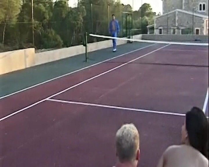 Porno kino: 彼女のテニーソファでファックするかわいいドイツのティーン