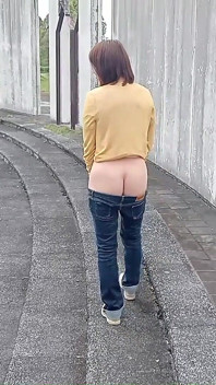 Outdoor Exposure in Ultra-low-rise Jeans