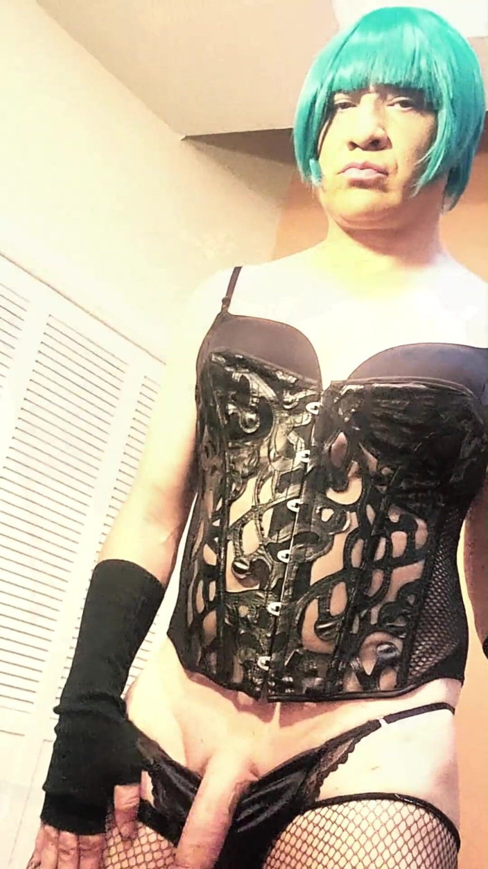 kandiKane: Curva efeminată Kandi are parte de transă muzicală lovită în cur