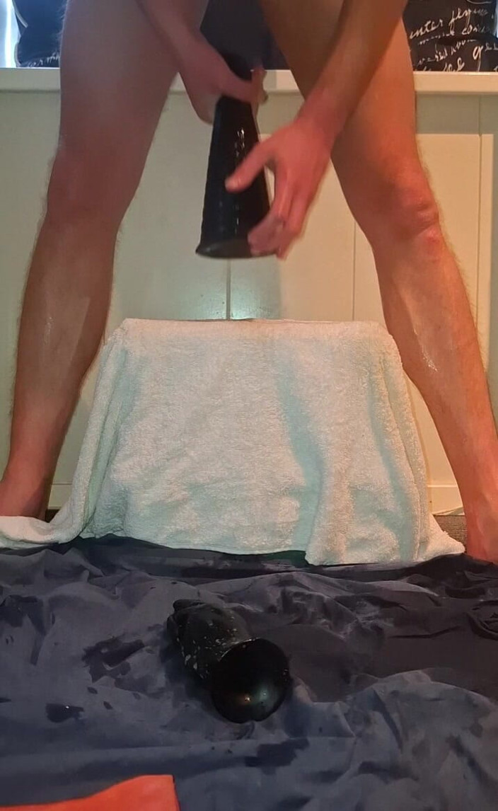 NoFace Twink X: Permainan dubur gay solo - orgasme dildo dan kencing besar