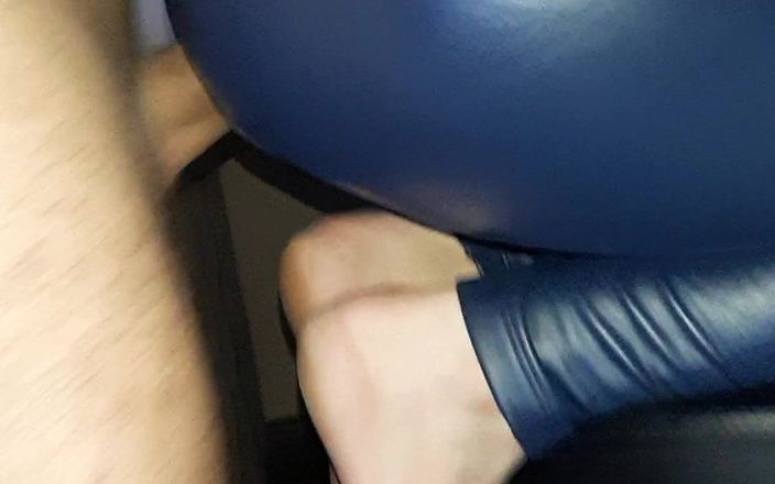 Shiny leather assfuck: 파란 라텍스 바지에 따먹히는 반짝이는 엉덩이