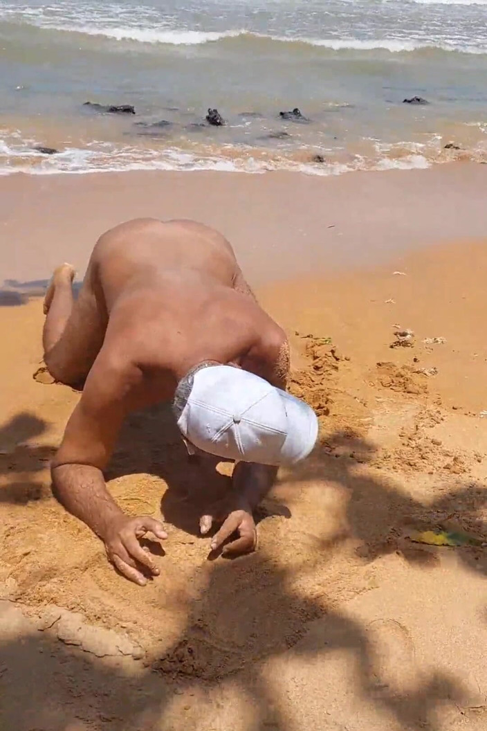 Ladysilvas: Ladysilva Menunjuk-nunjukkan Pantat Panasnya Di Pantai Bogel