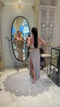 Cewek seksi bali dengan baju seksi lagi asik cobain di butik