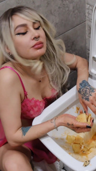Mangio i miei amici avanzi con le urine dal bagno.