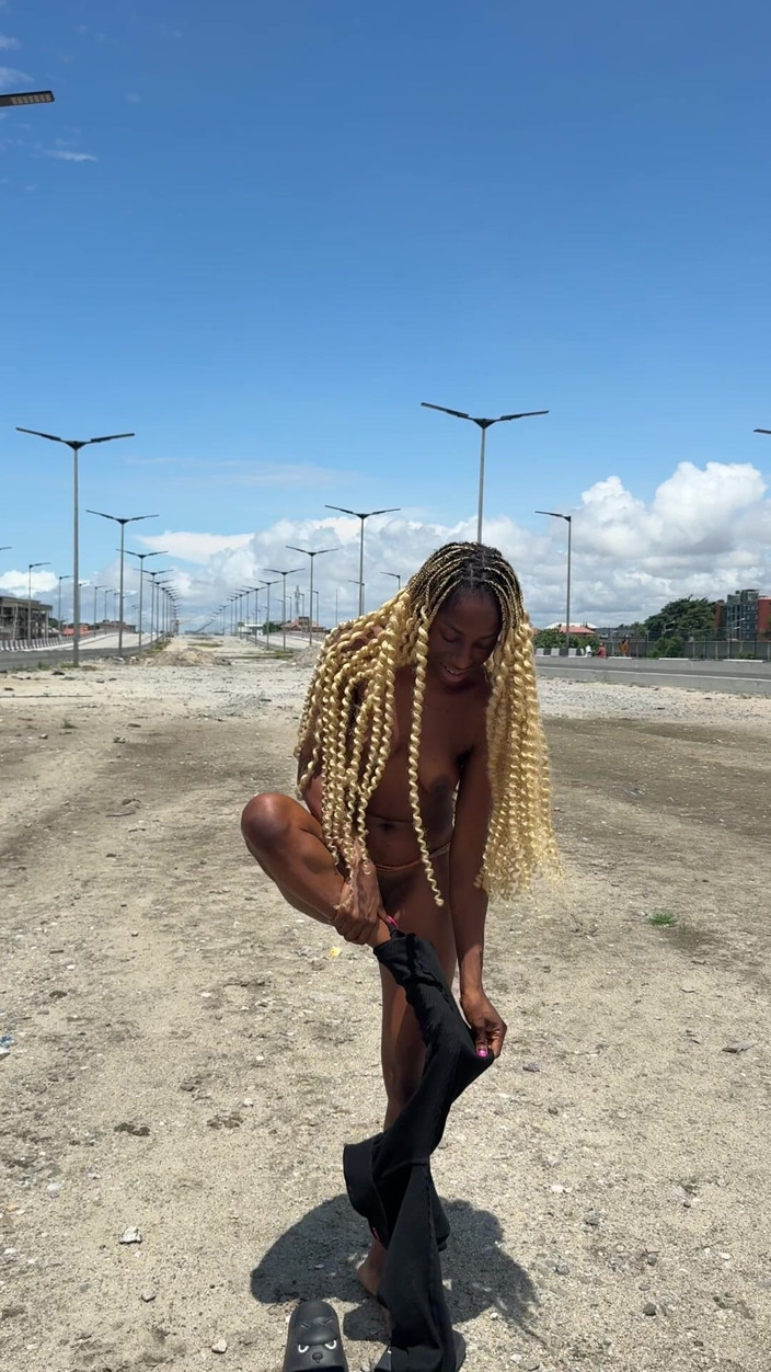Spicyperry: Meu padrasto me pediu para mostrar meu corpo nu em...