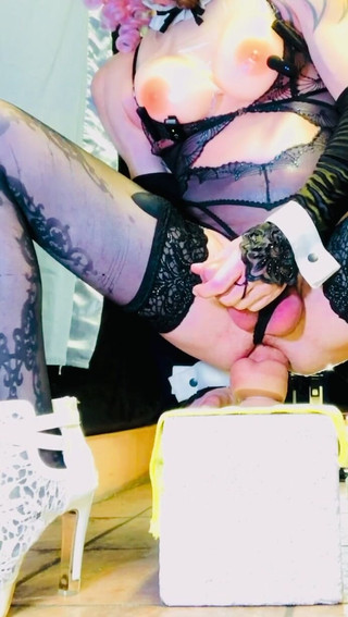 Benito414: Sevimli kadın egemenliği şişman dildoyla sikişiyor