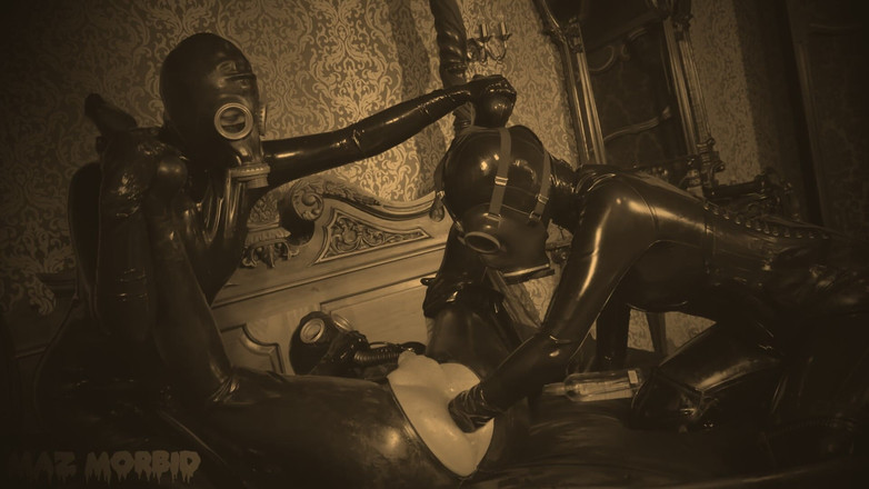 KinkyFemdomTV: Mască de gaz cu pumnul Sepia cu Patricia și Valeska