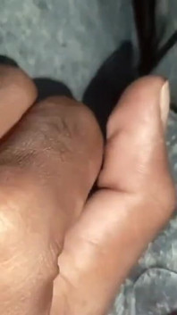 Un Indien sexy se masturbe une bite non circoncise