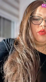 Une déesse MILF BBW brésilienne vapote iqos au travail