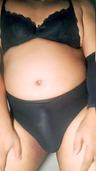 La sexy ladyboy desi gioca da sola