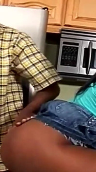 Ibu rumah tangga kulit hitam ini lagi ngidam dientot gaya doggy di dapur