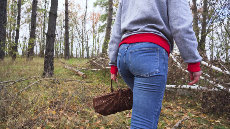 Teasecombo 4K: MILF w niebieskich dżinsach pochyla się i miga swoją wielką...