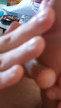 Je joue lentement avec son prépuce, j’utilise la bite de l’ami de mon partenaire
