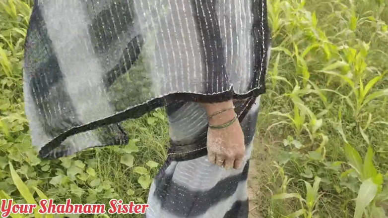 Hot Nisha bhabhi: Indiancă Bhabhi de la sat purtând sari și futută pe câmp.