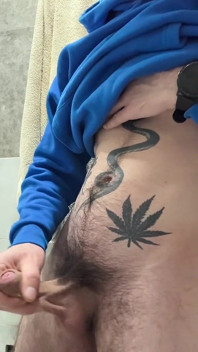 Revaz masturbuje się swoim penisem i dochodzi