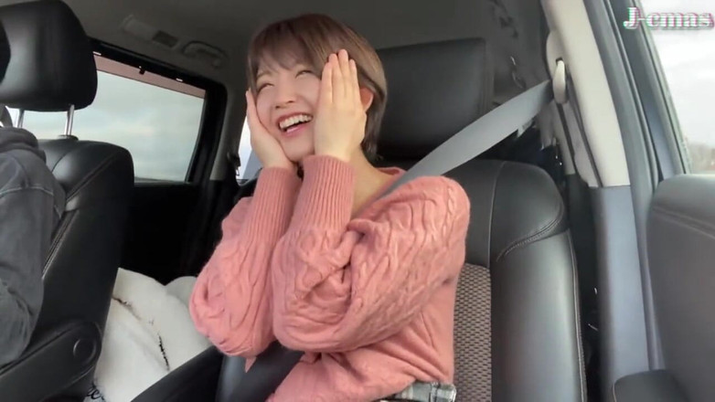 J-Cams: Откровенная красотка обнимает открытый воздух и оставляет теплый след, где страсть переполняет 1-ю половину