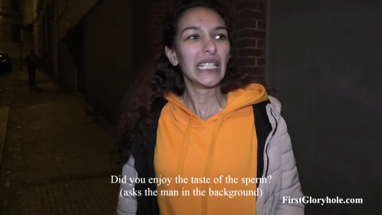 First Gloryhole: La jeune belle-mère Lilien - 9 doses de sperme avalées (vidéo complète)