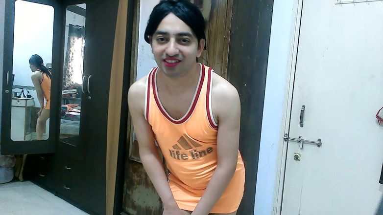 Cute & Nude Crossdresser: Crossdresser banci manis femboy Sweet Lollipop dalam top tangki sahaja.