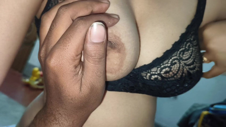 Playboy rahul: Soție indiancă sexy purtând sutien negru și spermă în gură