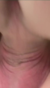 Gagica sexy Renee Richards este îmbrăcată în ciorapi de nailon luând coaie de pulă mare și neagră cu spermă peste pizda ei umedă