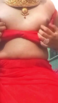 Indian Gay Crossdresser Bottom Gaurisissy Real XXX Apel video nud în sari roșu