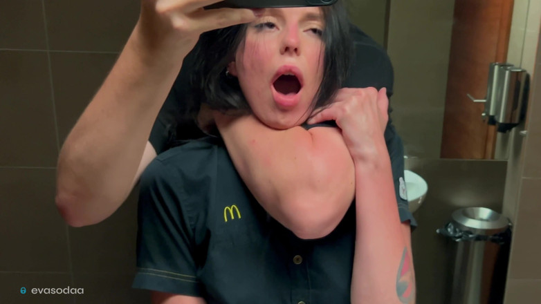Eva Soda: Seks berisiko di tandas, mengongkek pekerja Mcdonald's atas fanta tumpahan!