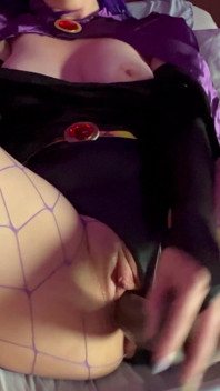 Raven dehnt ihre muschi mit bbc