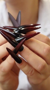 Verpleegsters lange nagels Joi