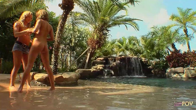 LezPOV: Encharcado sexo lésbico em uma praia falsa e sob as...