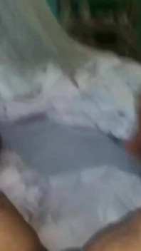 Pizdă grasă care se masturbează și ejaculează se fute cu degetul