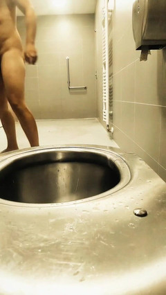 Merry Bell: Ponížení teenagerky na záchodě. Twink ponížení na záchodě