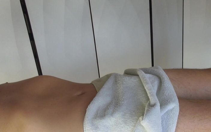 Cuckoby: Ogromna sperma w rękach seksownej tajskiej masażystki