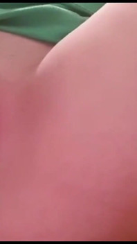 購読者は、バナナを使って自分をからかい、おっぱいで遊ぶことを提案しました