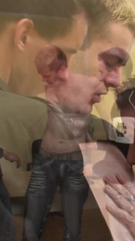 Trójkątna akcja gejowska z udziałem dildo