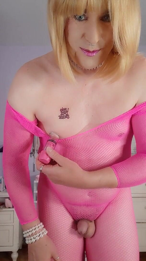 Victoria Lecherri: Bodysuit jala merah muda!