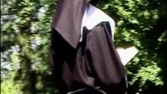 饥渴的修女们在松弛的身上，在她们湿润紧致的阴户里被狠操！