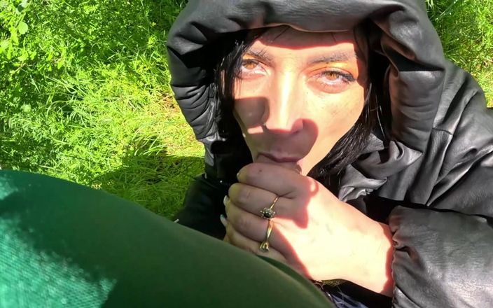 MilfyCalla: Гарячий мінет на відкритому повітрі і гра зі спермою з пуховиком 269