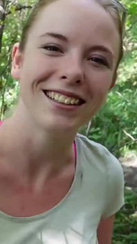 La ragazza tedesca rossa con gli occhi verdi parla con una rischiosa scopata pov in pubblico con uno sconosciuto