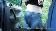 Pee Adventures: Sexy brunetka si venku převléká čůrací mořidlo