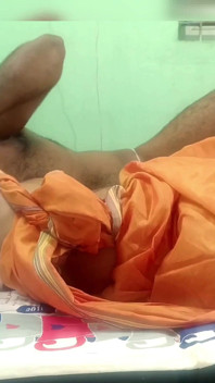 Indiana tradicional casada, cor laranja, cama saree, romance