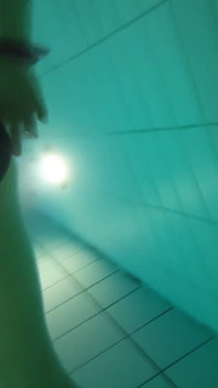 Une trans avec un plug dans le cul pendant son bain thermal ! Branlette secrète !