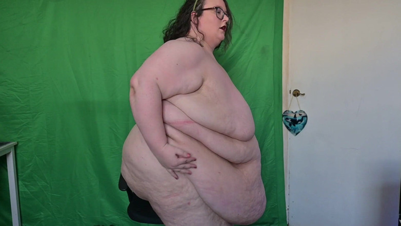 SSBBWLadyBrads: SSBBW अपने ऑफिस की कुर्सी पर कपड़े उतार रही है
